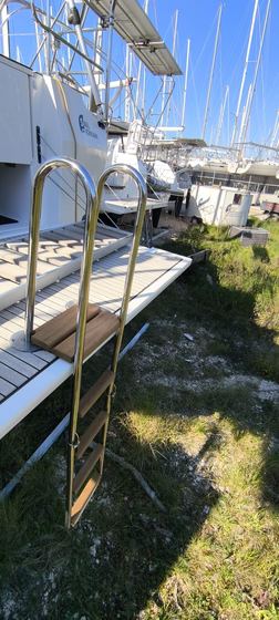 Stainless swim ladder with teak treads — 3