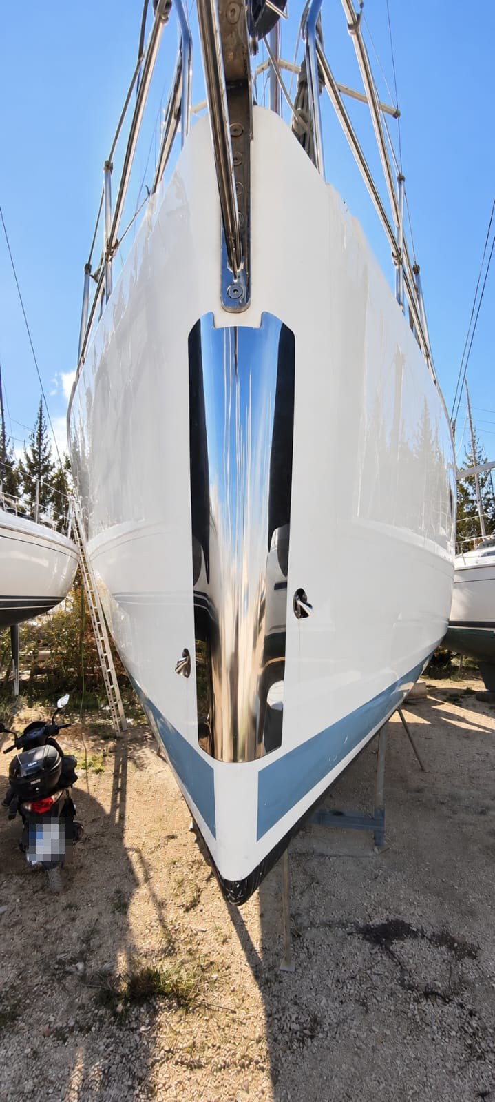 Polished stainless bow protection fitted to a Jeanneau Sun Odyssey 410