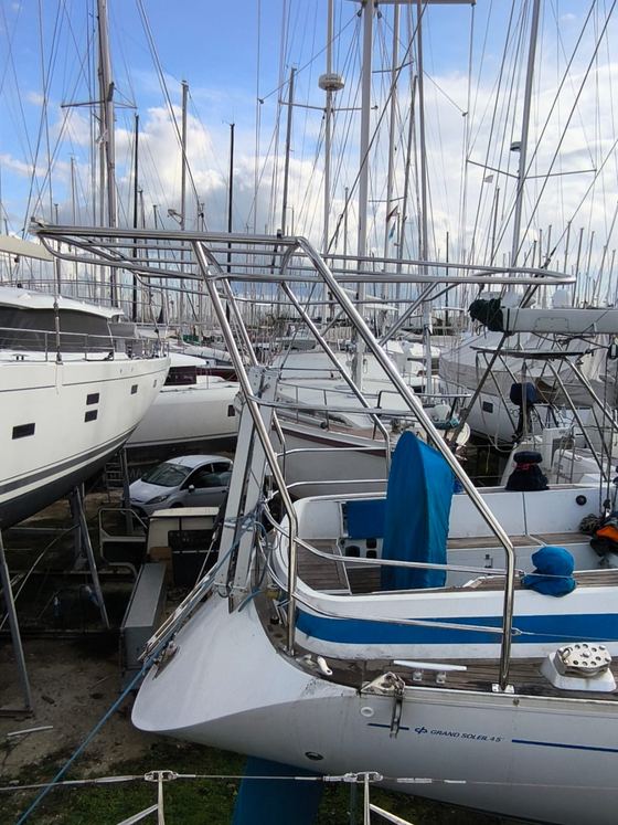 Stainless arch on a yacht in the marina