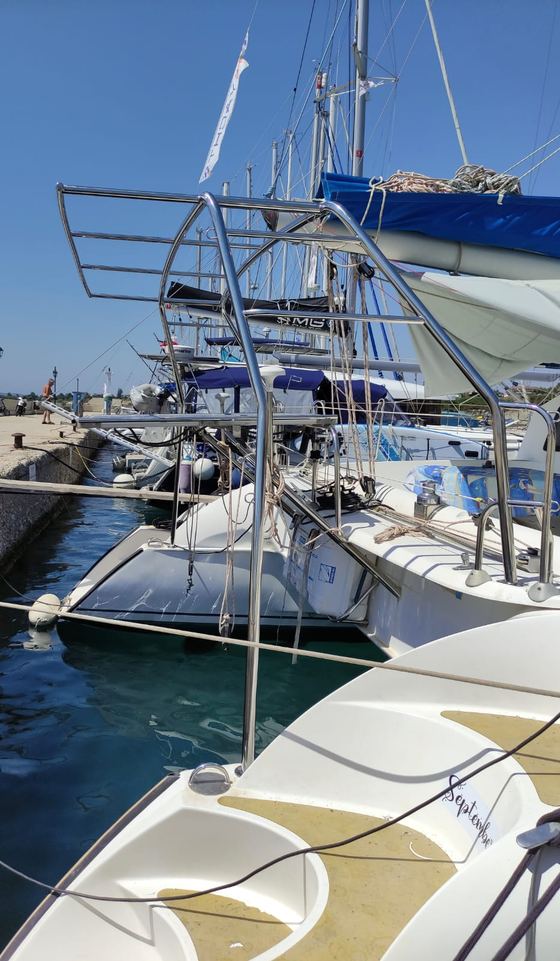 Stainless arch on a catamaran