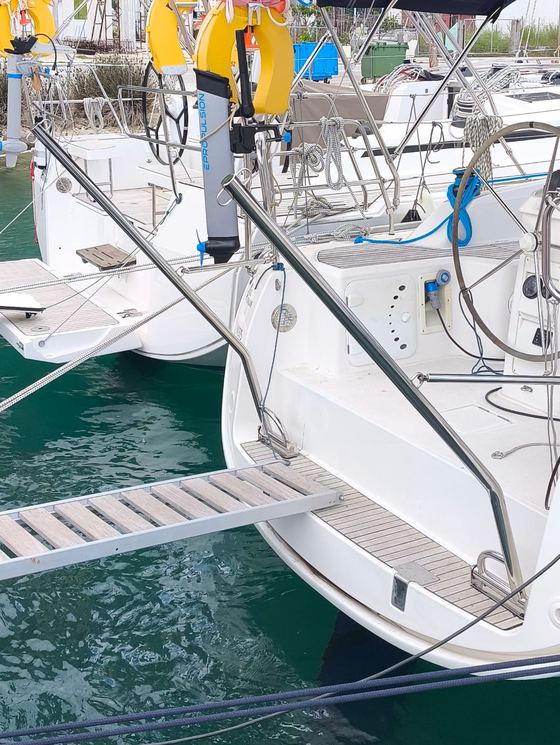 Passerelle and boarding ladder over the water